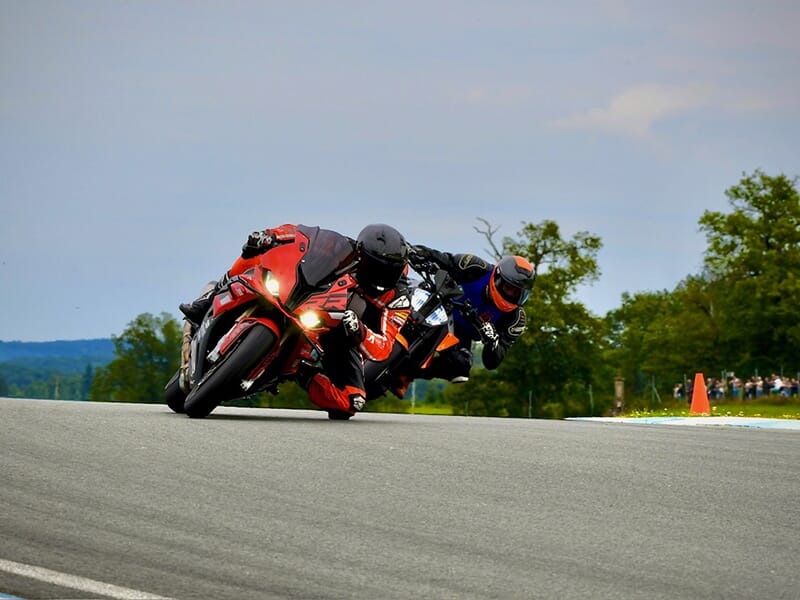 Une séance de pilotage moto encadrée sur une piste de vitesse