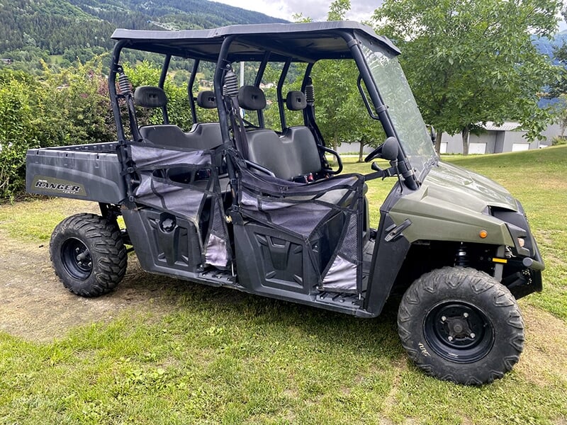 Un buggy, un véhicule à mi-chemin entre le quad et le 4x4, en plein au milieu de la nature dans les Alpes