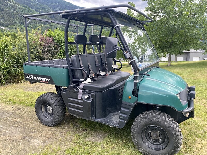 Un buggy vert de trois places spécialement conçu pour la randonnée motorisée dans les zones de montagne reculées
