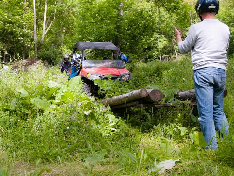 Des amateurs de sensations fortes franchissent un obstacle en buggu au cours d'une balade en montagne