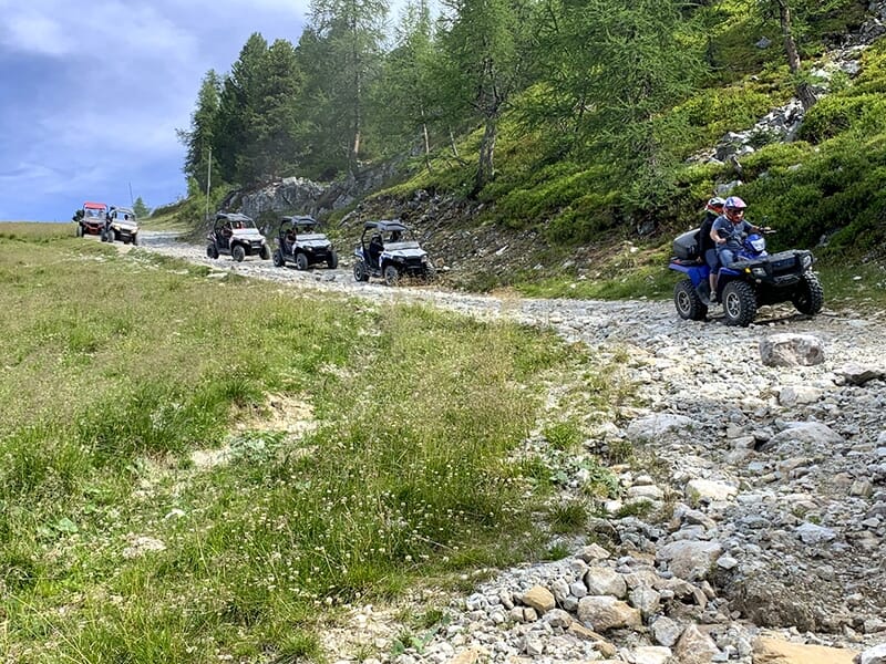 Un groupe de touristes s'aventurent en buggy sur les routes escapées des Alpes