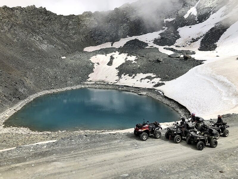 Un groupe de quad près d'un lac d'altitude dans le massif du Beaufort en Savoie