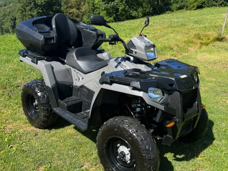 Un quad biplace stationné sur un pré dans la vallée de la Tarentaise en Haute-Savoie