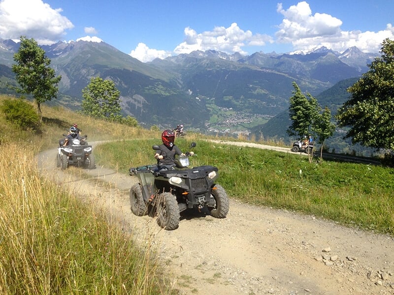 Un groupe de touriste explore les chemins de montagne dans la vallée de la Tarentaise