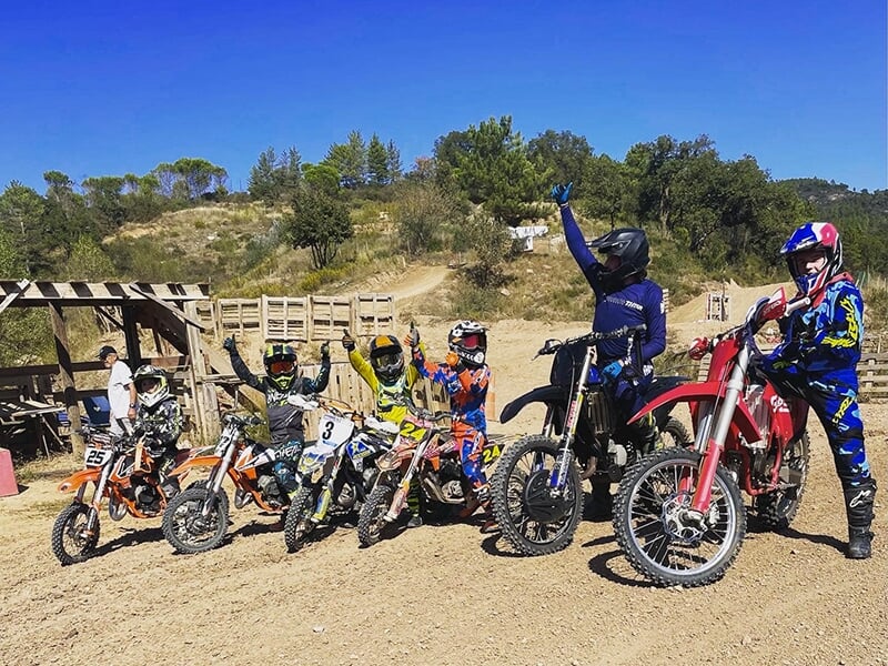 Des enfants participent à un stage de moto encadré par des moniteurs diplômés d'Etat