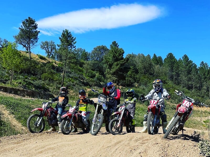 Un groupe de jeunes motards lors d'un stage d'initiation au motocross sur une piste du massif de l'Estérel
