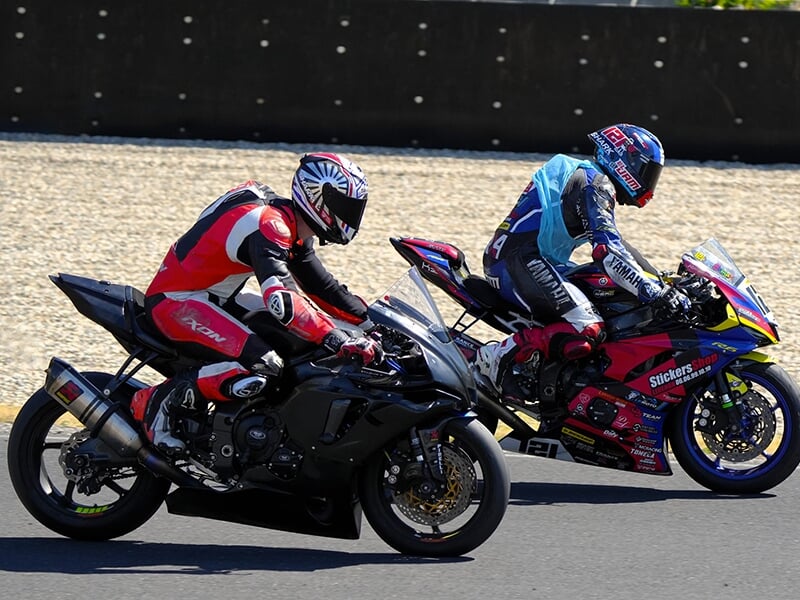 Deux pilotes roulent sur une piste en asphalte pendant une session de formation