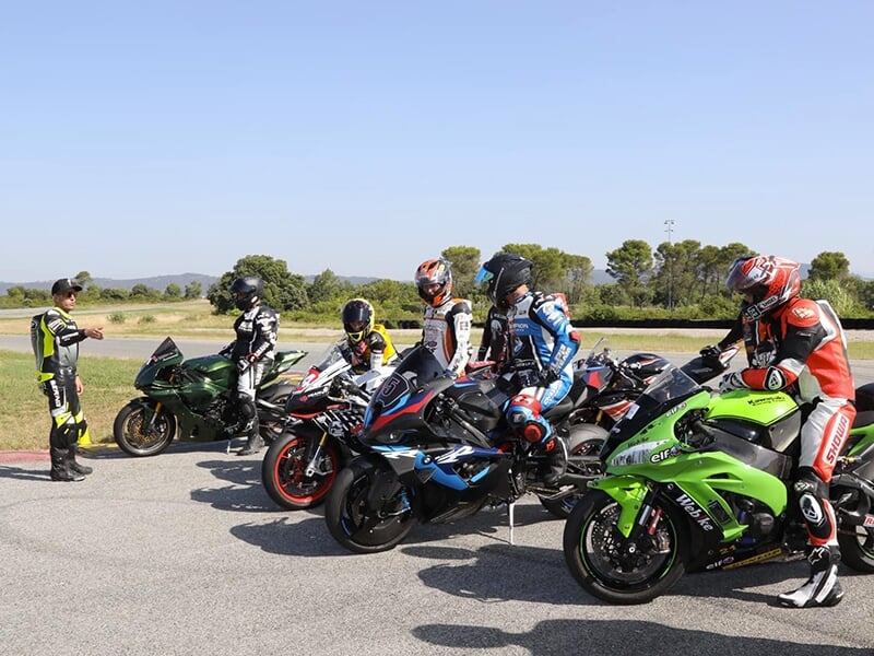 Un champion de moto s'adresse à des stagiaires pendant une session de formation