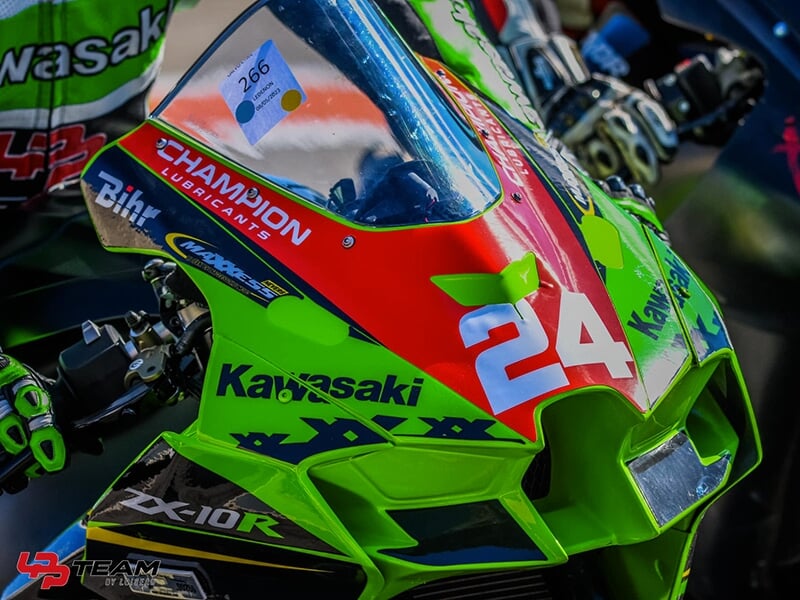 L'avant d'une moto de compétition de la marque japonaise Kawazaki