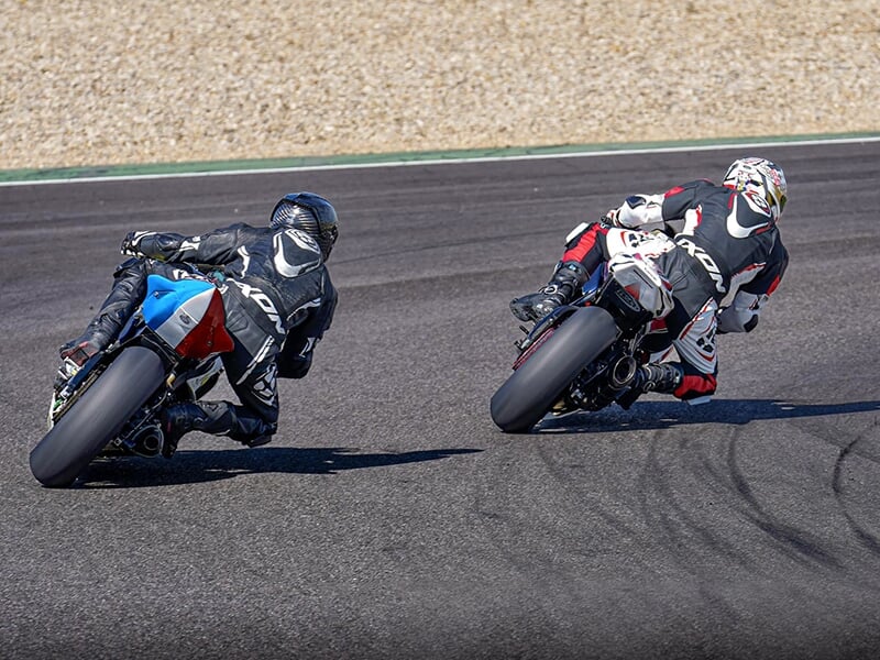 Deux fans de pilotage sur piste enchaînent les tours de circuit