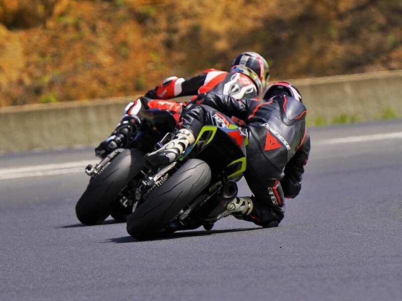 Deux pilotes à l'entraînement sur un circuit de vitesse pendant une journée de roulage libre