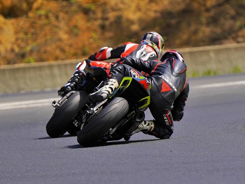 Deux pilotes à l'entraînement sur un circuit de vitesse pendant une journée de roulage libre.