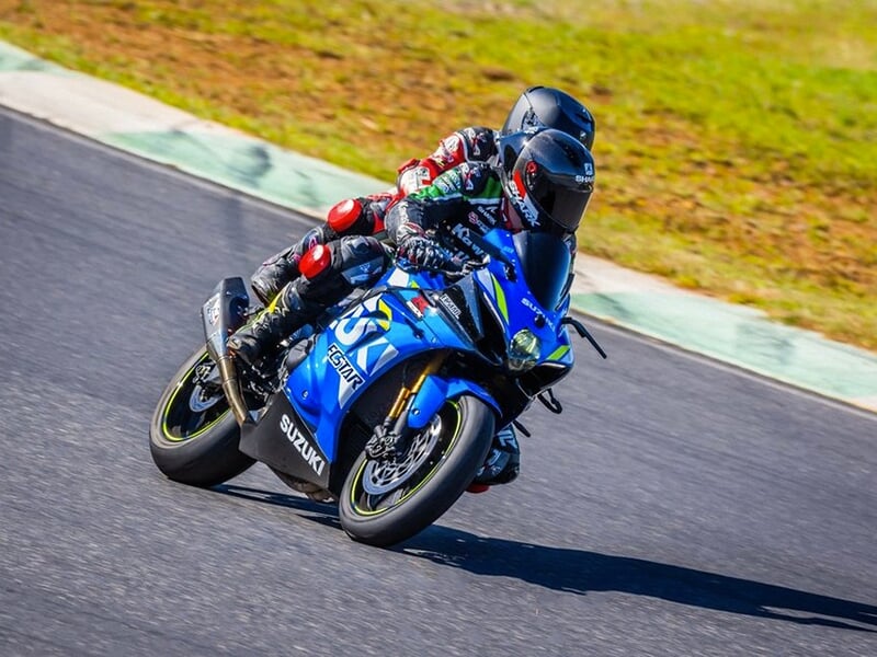 Deux personnes roulent à moto sur le circuit Paul Ricard