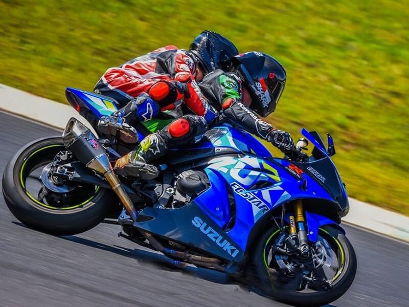 Un pilote de moto et son passager enchaînent les tours de piste sur le circuit Paul Ricard