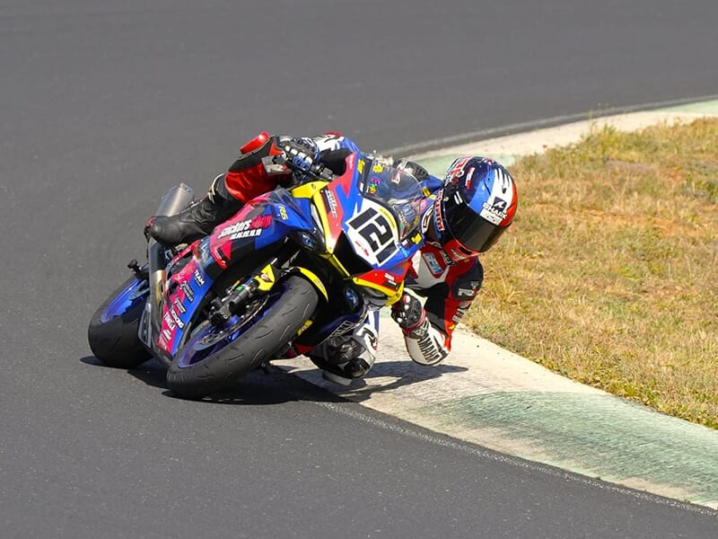 Un pilote de moto entame un virage serré sur une piste de vitesse située au Castellet