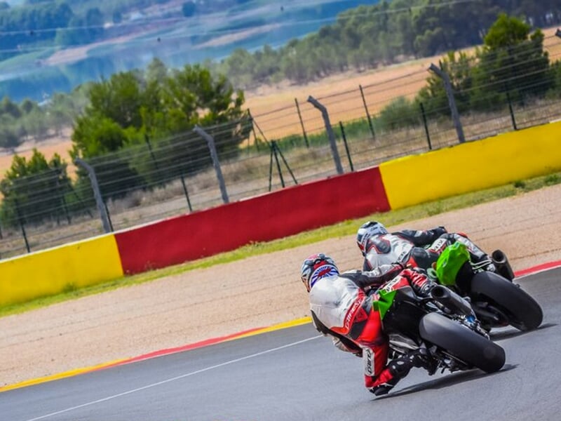 Deux motards négocient une chicane sur le circuit espagnold d'Alcarras