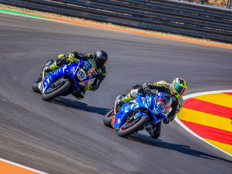 Deux motos l'une derrière l'autre sur l'asphalte de la piste de vitesse d'Alcarras en Espagne