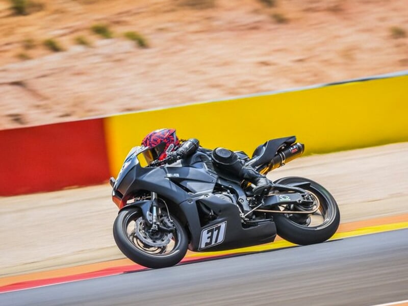 Un motard sur la piste d'Alcarras aux couleurs de l'Espagne