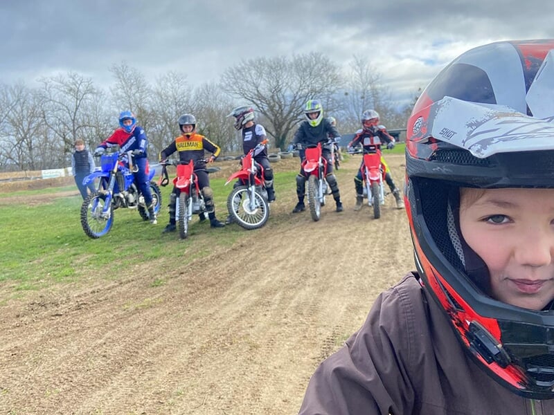 Un groupe d'adolescents pratiquent le motocross sur une piste de moto aménagée en Saône-et-Loire