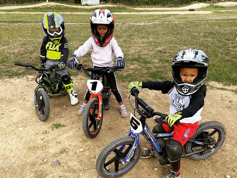 Des enfants apprennent la moto en pilotant des draisiennes électriques