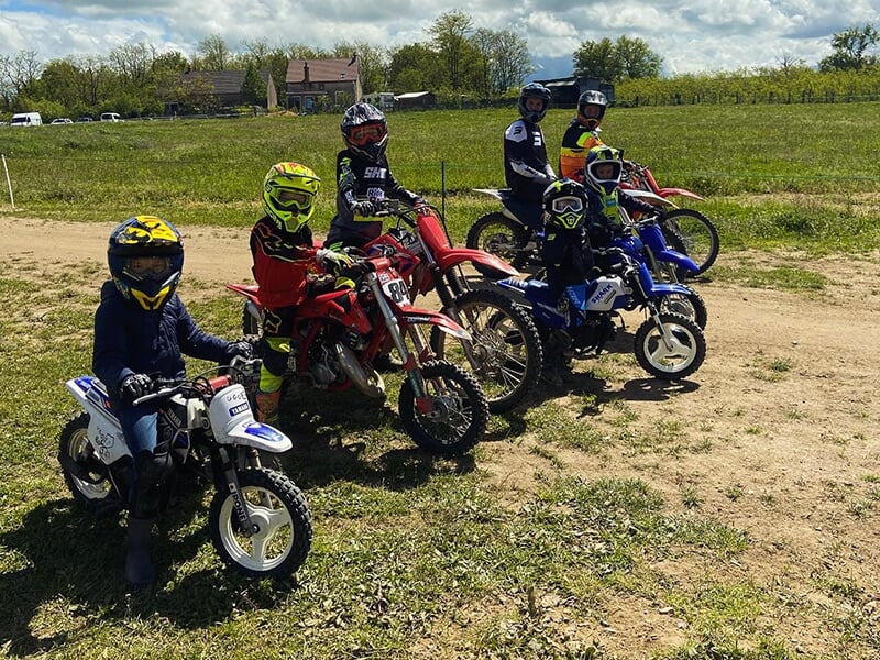 Un groupe de stagiaires participent à un stage de motocross destiné aux enfants de 6 à 18 ans