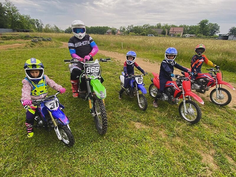 Un groupe de jeunes pilotes de motocross lors d'un stage d'initiation encadré par un moniteur diplômé d'État