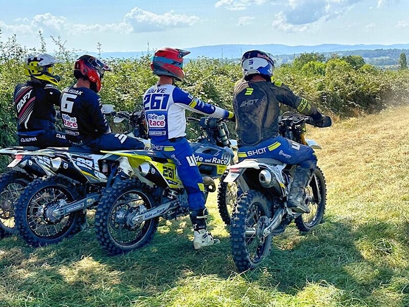 Des jeunes motards participent à un stage de moto sur un circuit de moto situé en pleine nature en Saône-et-Loire