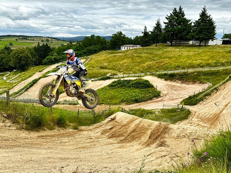 Un pilote de motocross réalise un saut sur la piste de Gueugnon-Sainte Radegonde