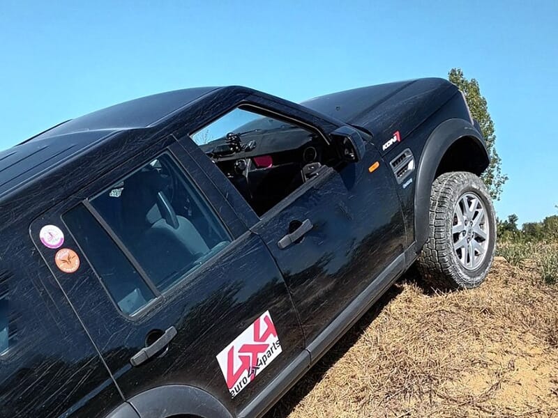 Un 4x4 réalise un magnifique démarre en côte sur une piste en terre présentant de nombreux obstacles naturels 