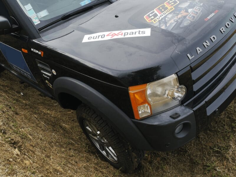 L'avant d'un 4x4 Land Rover Discovery de couleur noire sur une piste en terre 