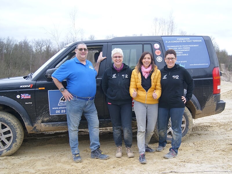 Un groupe de passionnés de 4x4 devant un Land Rover Discovery lors d'un stage de hors-piste en Nouvelle-Aquitaine
