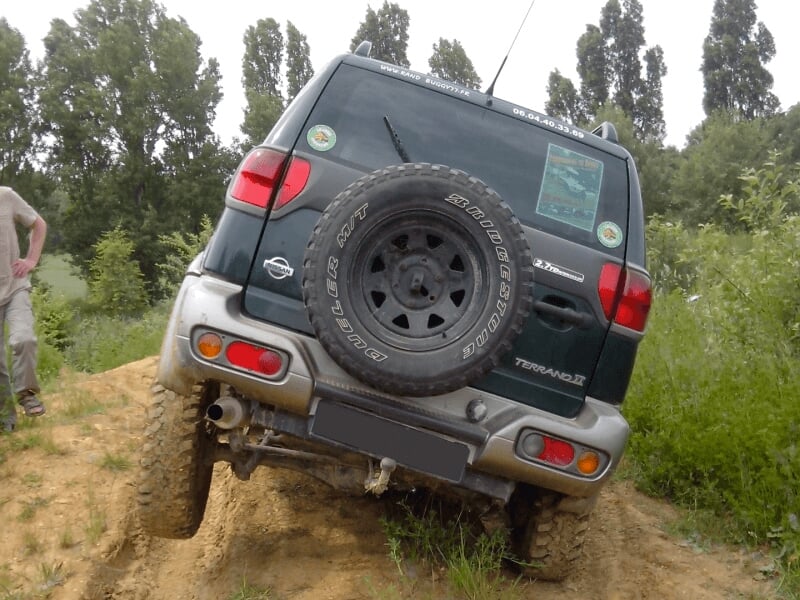 Un 4x4 en recherche d'adhérence sur une piste sablonneuse lors d'un stage de pilotage
