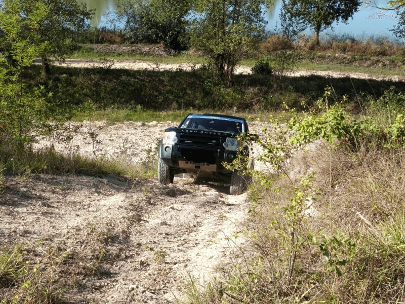 Un 4x4 dans une côte sur une piste sablonneuse dans la région de Dax dans les Landes