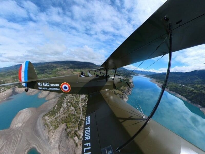 Avion Biplan Stampe SV4 volant au desssu des paysages des Hautes-Alpes