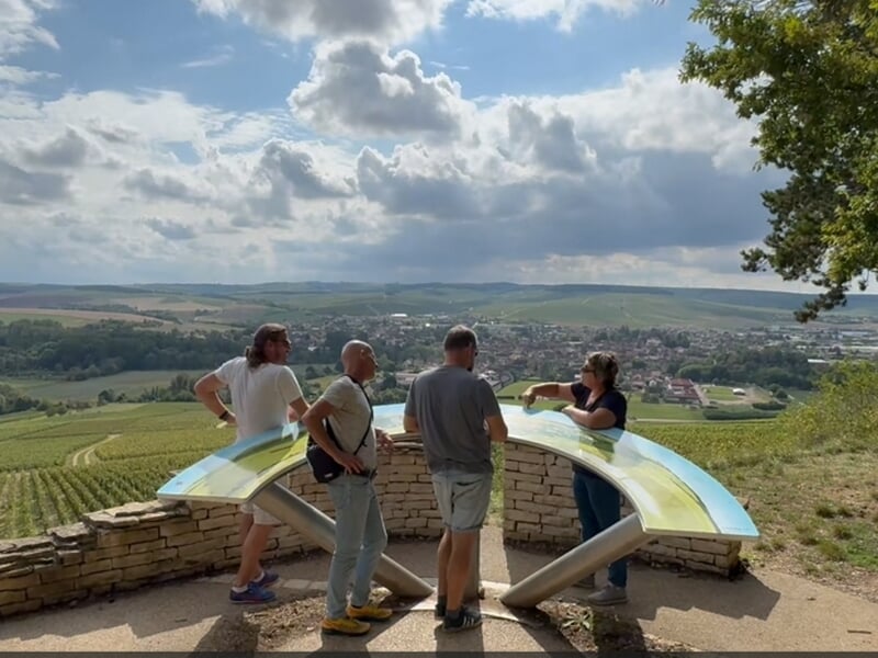 Groupe de personne observant le paysage avec un guide