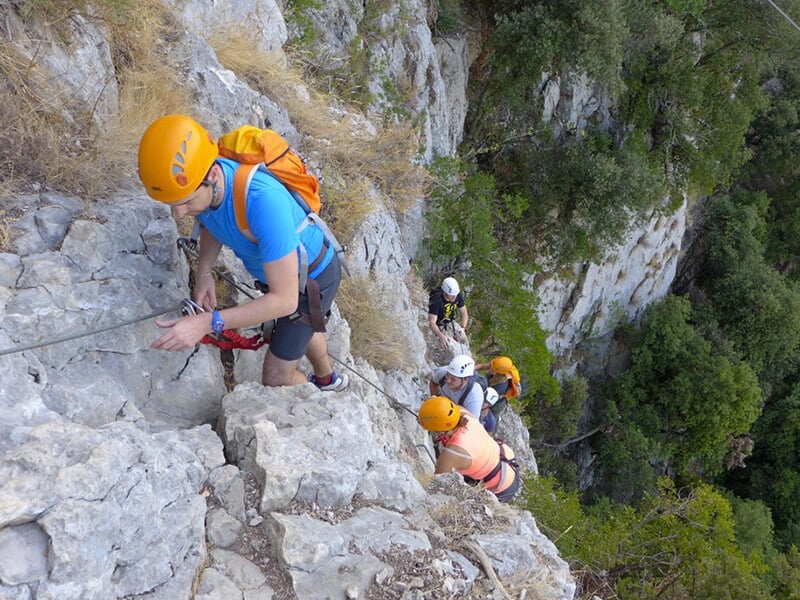 Des aventuriers parcourent une via ferreta dans les Cévennes