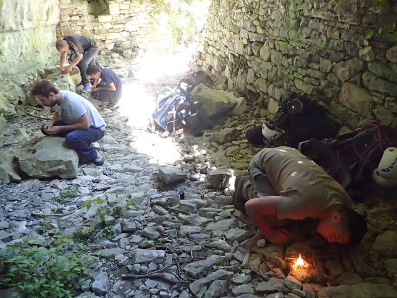 Les participants d'un stage de survie apprennent à allumer un feu sans briquet.