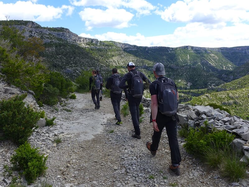 Un goupe de participants à un stage de survie marchent dans la nature sauvage des Cévennes