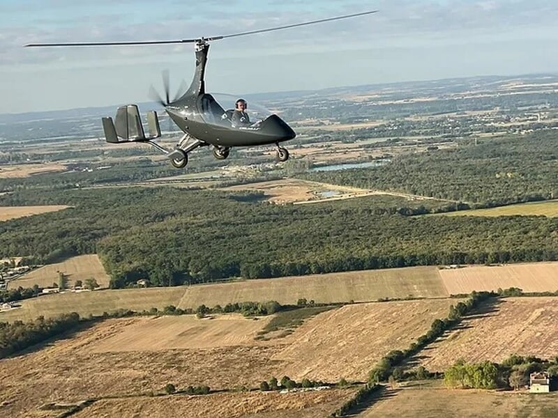 ULM autogire en plein ciel au dessus des champs de Tarn-et-Garonne