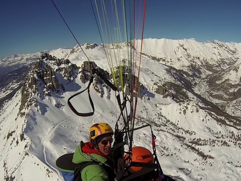 Deux personnes faisant du parapente en montagne