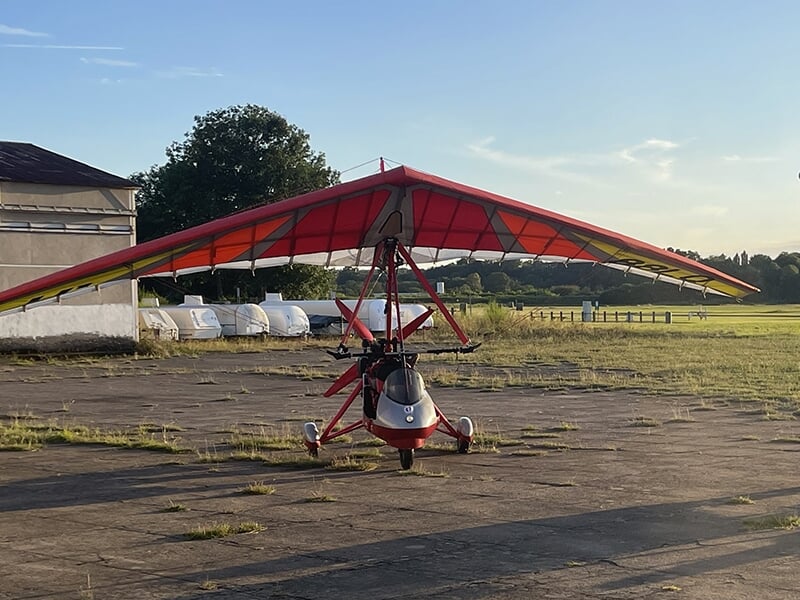 Un ULM pendulaire posé sur le tarùac d'un aérodrome dans le département des Vosges