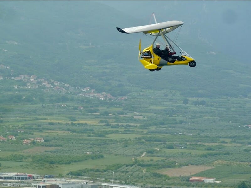 Un pilote d'ULM pendulaire fait découvrir les paysages des Vosges à un passionné d'aviation