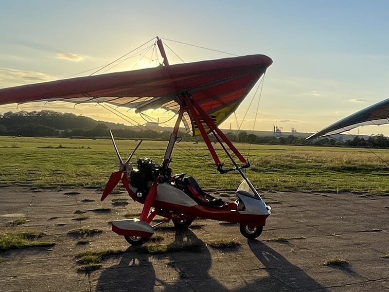 Un ULM pendulaire posé sur la piste d'un aérodrome près d'Epinal dans les Vosges