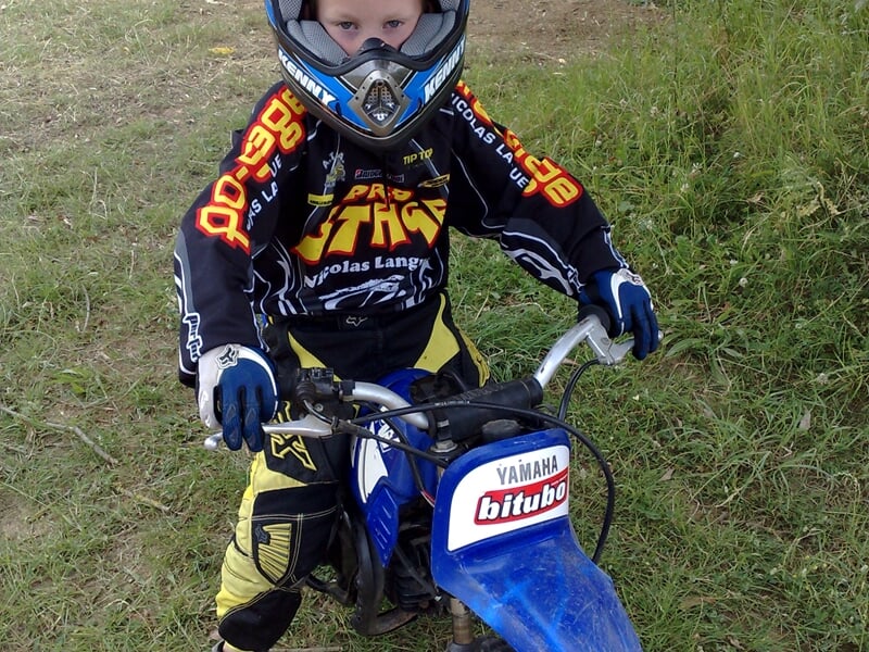 Enfant sur une moto-cross