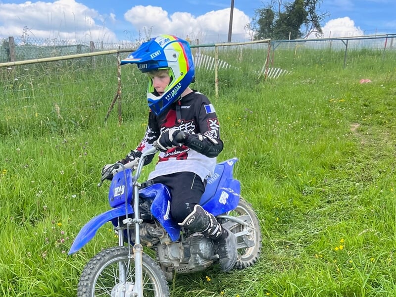 enfant faisant de la moto-cross à la campagne