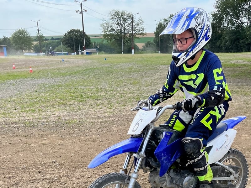 enfant pilotant une moto-cross