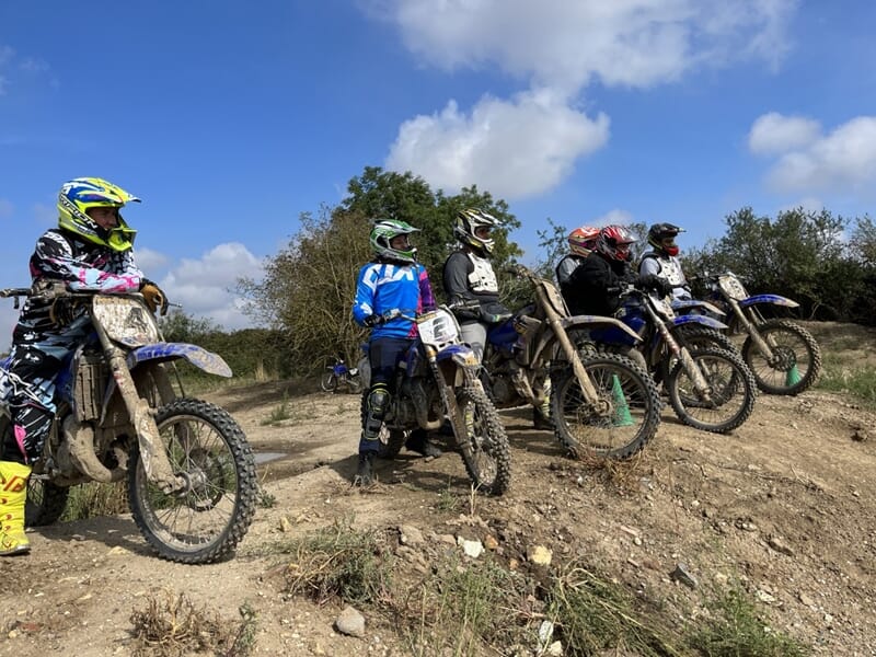 Groupe de personne en moto-cross à la campagne