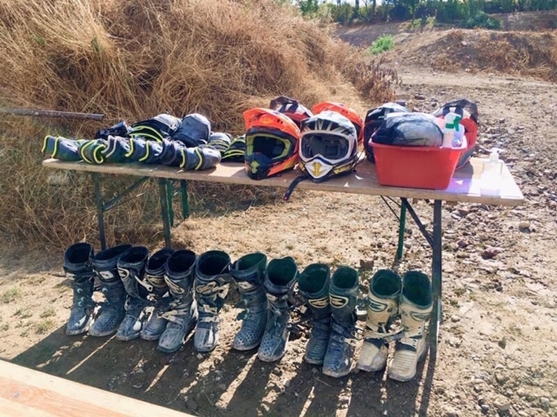 Assortiment de casque, bottes et équipements moto-cross