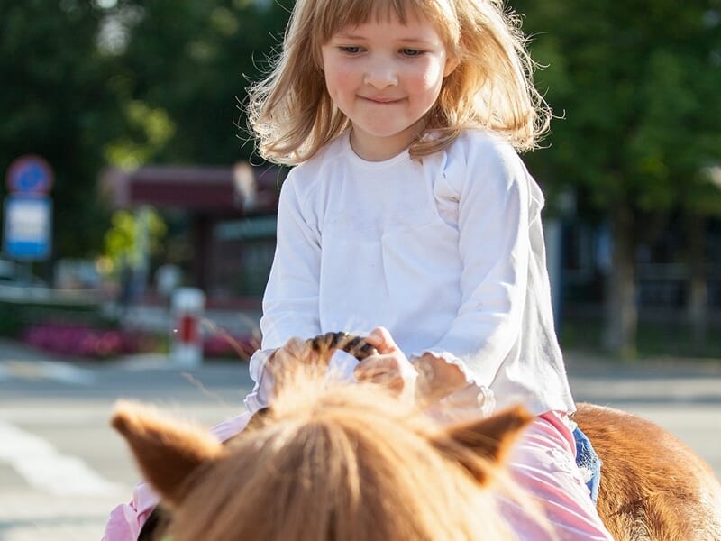 Enfant à dos de cheval