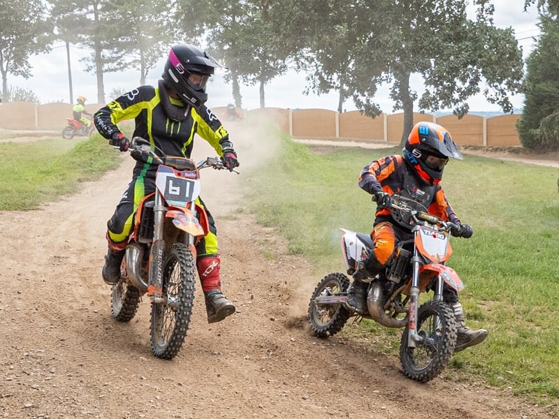 Deux adolescents faisant de la moto-cross
